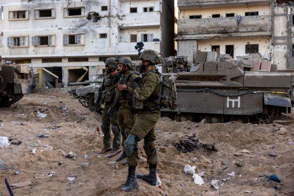 الجيش الإسرائيلي يعلن السيطرة على مبان حكومية في غزة