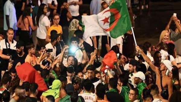 الجزائريون يحتفلون بإقصاء المنتخب المغربي
