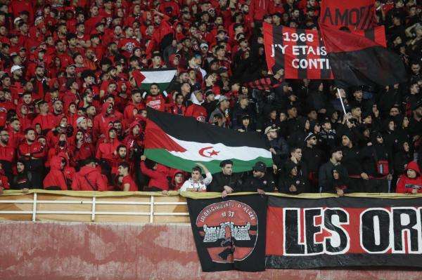 السلطات الجزائرية توزع أعلام الجبهة الوهمية على الجماهير قبيل إلغاء مباراة نهضة بركان واتحاد العاصمة