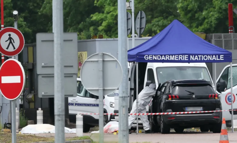 فرار سجين ومقتل ثلاثة حراس في هجوم على شاحنتهم شمال فرنسا