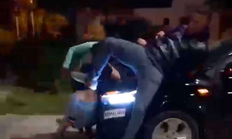 فيديو لشخص يدهس أصدقائه بسيارة داسيا ويصطدم بمخفر الشرطة بأكادير