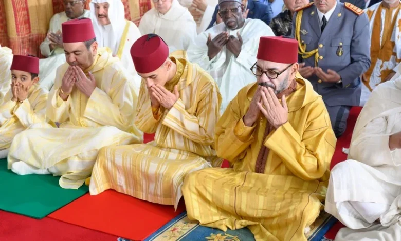 الملك محمد السادس يؤدي صلاة العيد