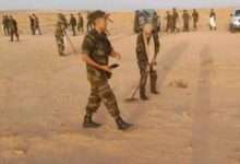 رئيس الجمهورية الوهمية يجمع الأزبال بدل المعارك