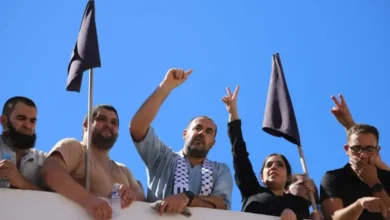 ناصر الزفزافي يصدم انفصاليي الريف في الجزائر بتصريح ناري من فوق سطح منزل أسرته