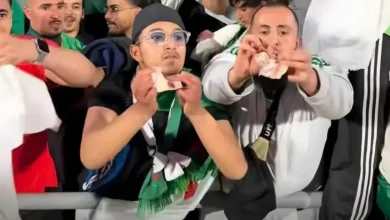 مشجع جزائري مزق أوراقا نقدية بملعب مراكش