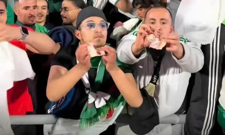 مشجع جزائري مزق أوراقا نقدية بملعب مراكش