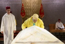 الملك محمد السـادس يترحم على روح جده محمد الخامس