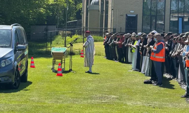 1500 شخص يودعون الطفلة نور ضحية مأساة فينلو بهولندا والأم رهن الاعتقال