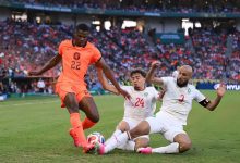 صورة تدخل نصير مزراوي ونائل العيناوي على لاعب منتخب هولندا