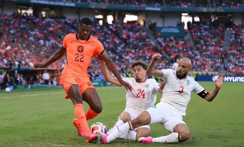 صورة تدخل نصير مزراوي ونائل العيناوي على لاعب منتخب هولندا